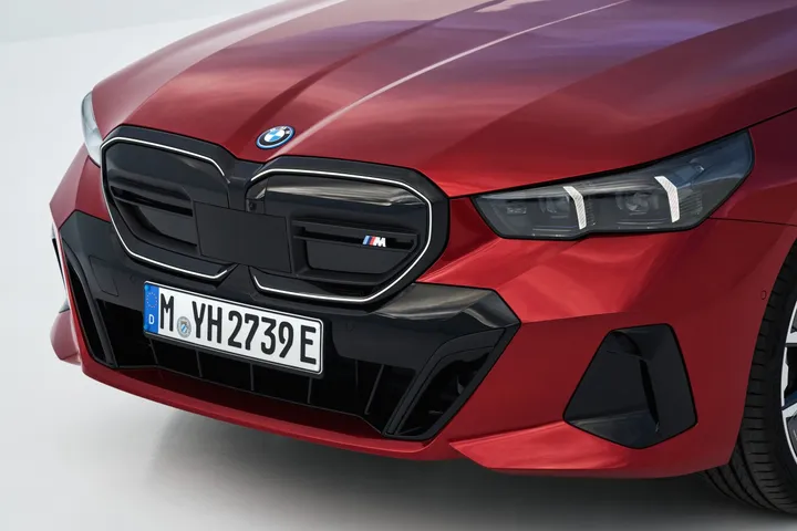 BMW i5 M60 "parrilla"